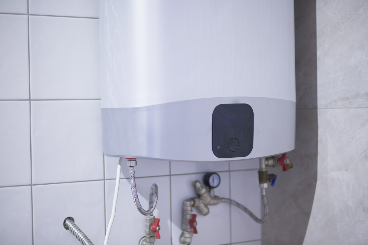 Kiedy elektryczne podgrzewanie wody ma sens, a kiedy nie?